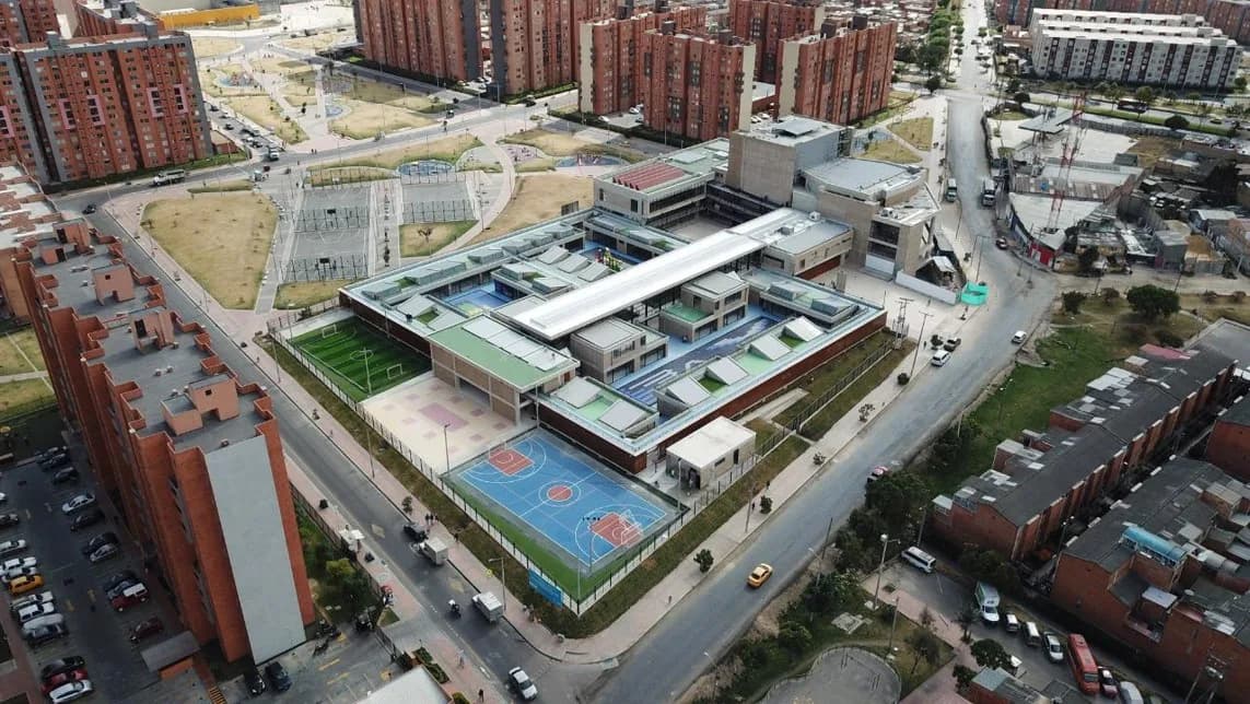 Colegio y teatro El Ensueño, Bogotá D.C., Cundinamarca. Vista principal del proyecto.
